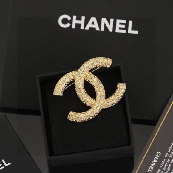 Sophisticated Chanel Gold & Pearl Brooch - Picture 1 of 5
